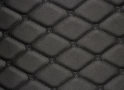 Экокожа Орегон на поролоне 10мм на черном спанбонде 60г/кв.м ЧЕРНАЯ стеганная ЧЕРНОЙ ниткой КВАДРАТ НЕО 35х35мм (отрез Б)